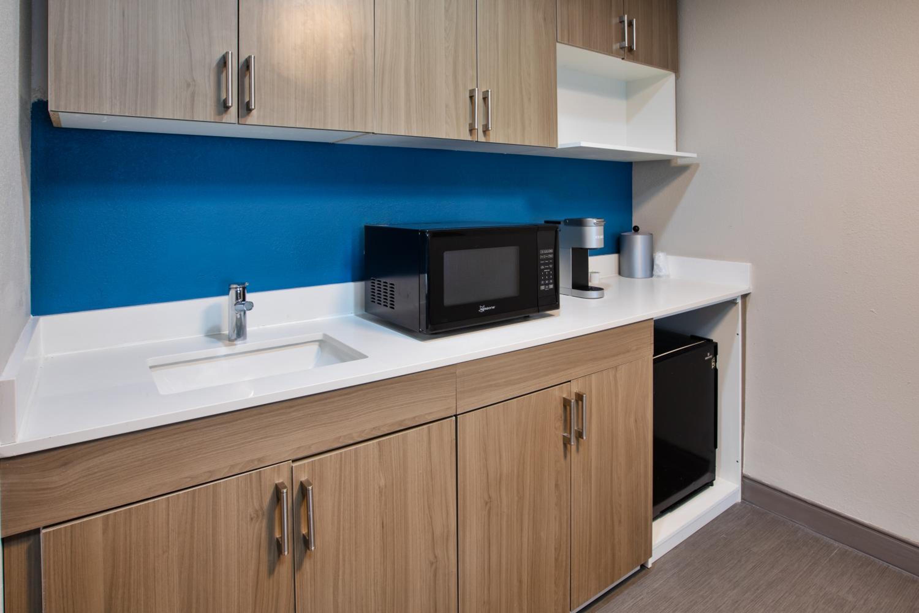 holiday inn express and suites milwaukee nw park place