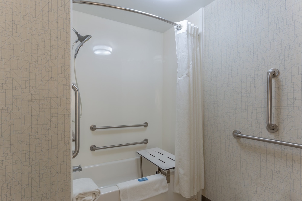 holiday inn express and suites milwaukee nw park place