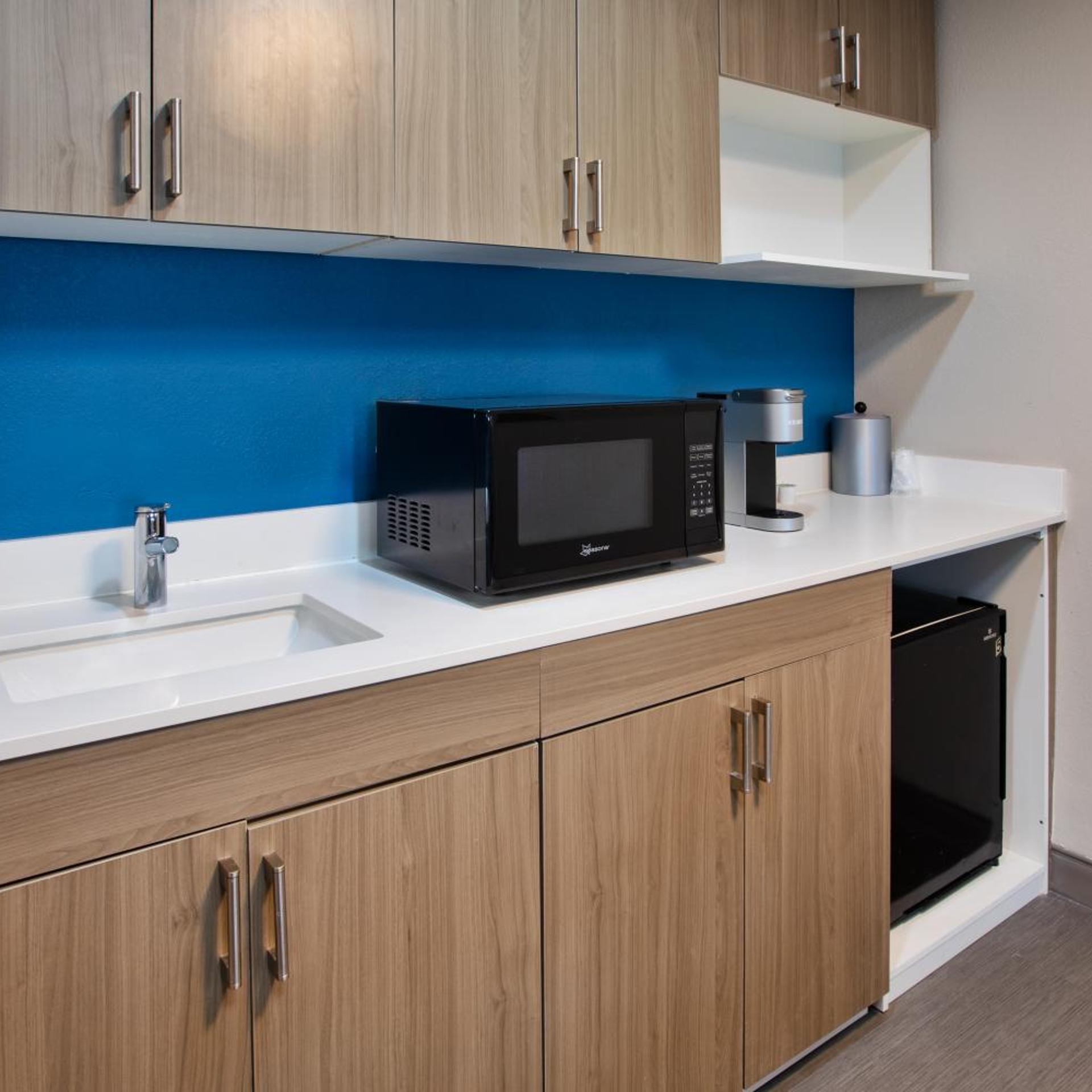 holiday inn express and suites milwaukee nw park place