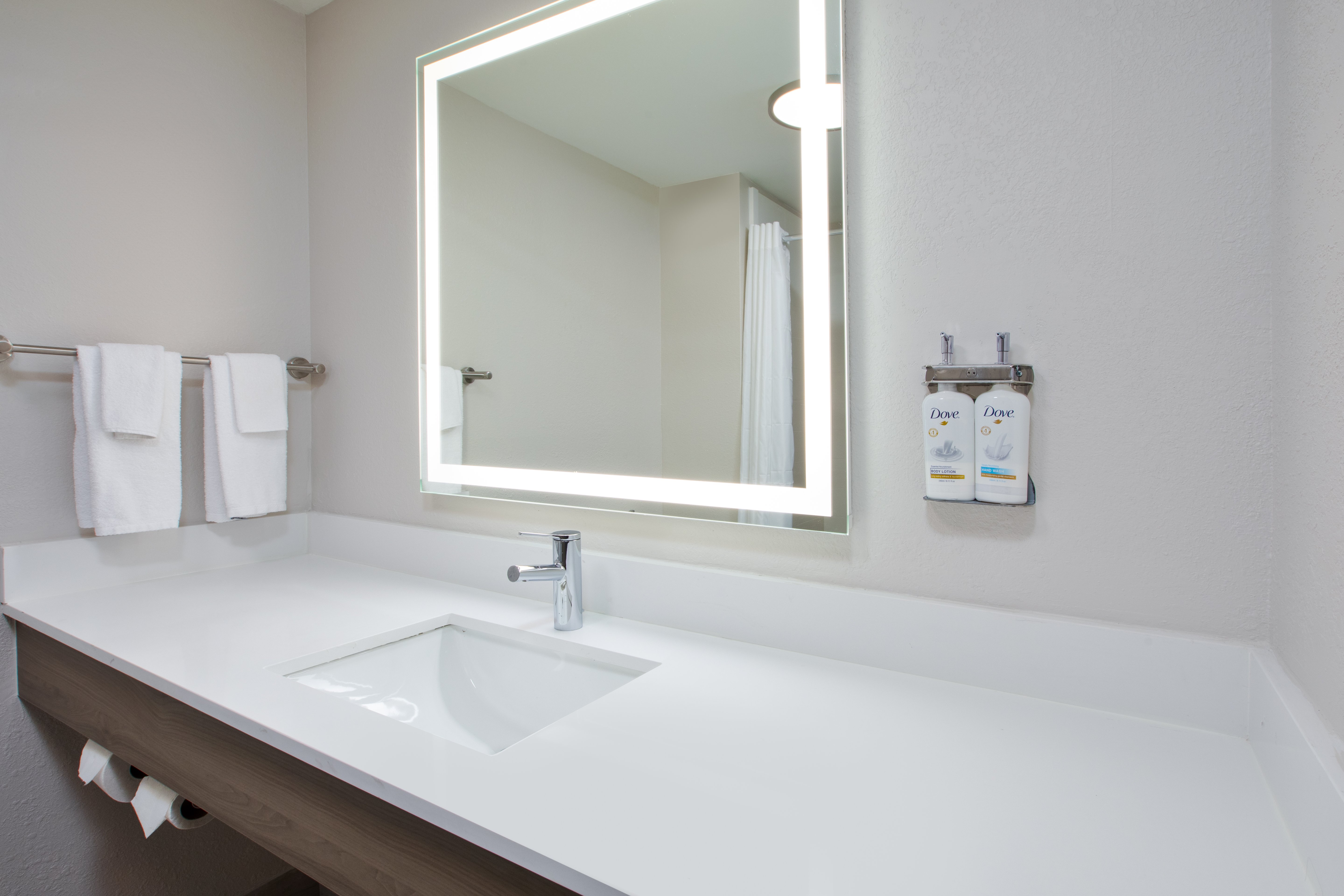 holiday inn express and suites milwaukee nw park place