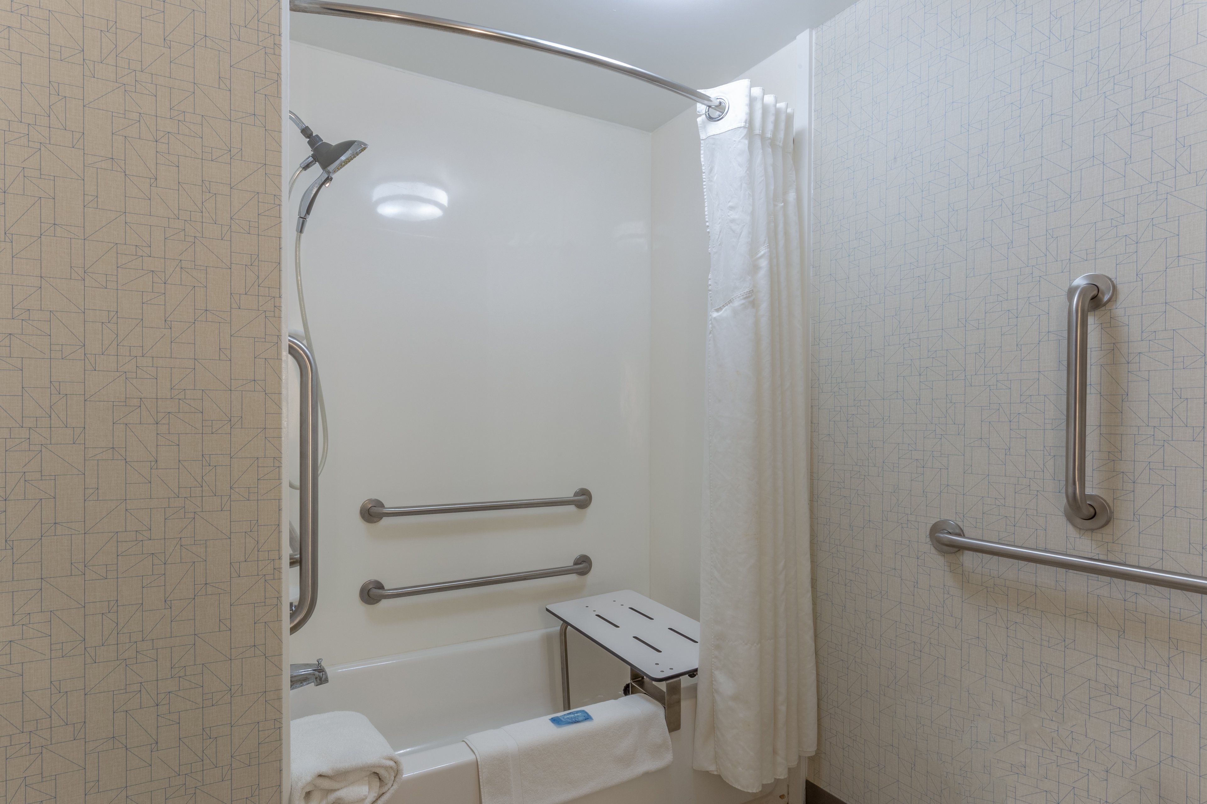 holiday inn express and suites milwaukee nw park place