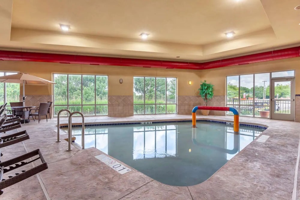 holiday inn express and suites milwaukee nw park place