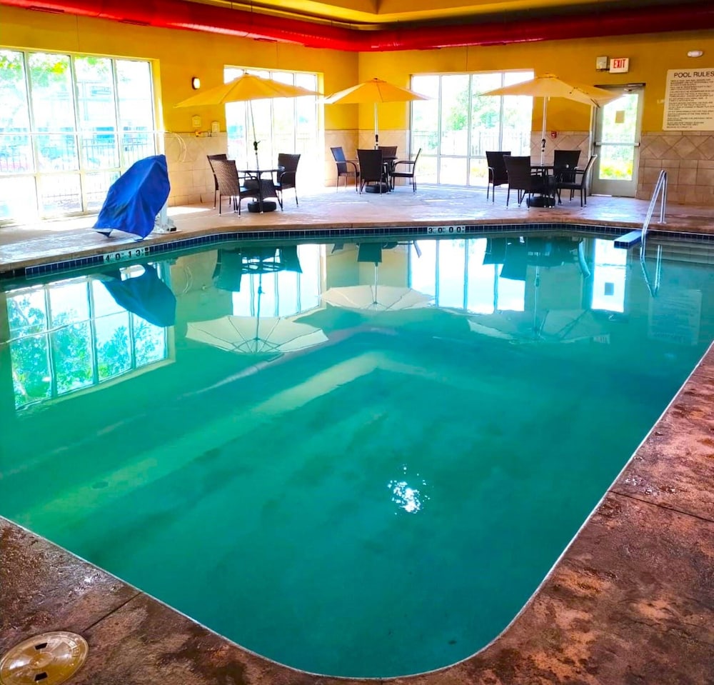 holiday inn express and suites milwaukee nw park place