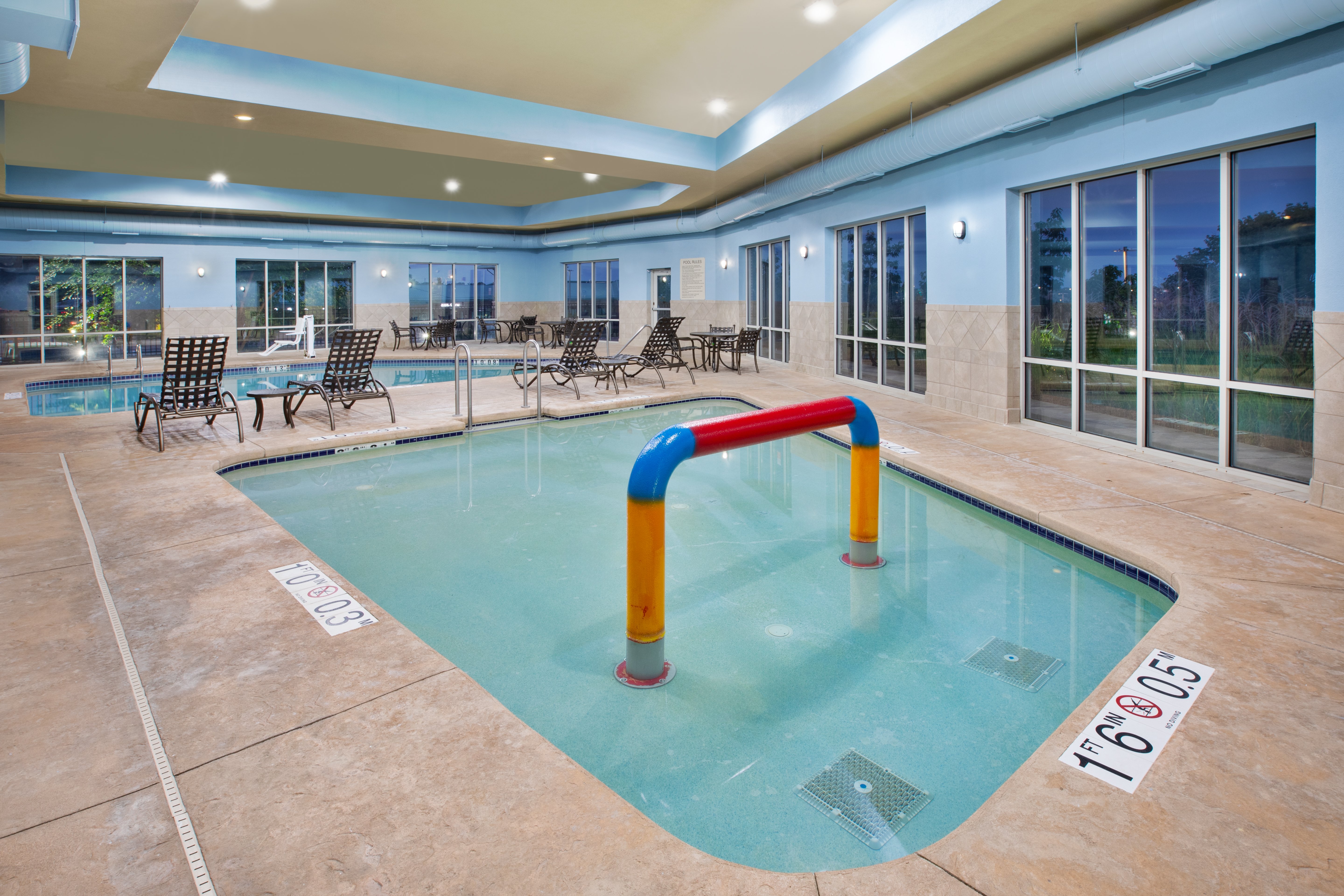 holiday inn express and suites milwaukee nw park place