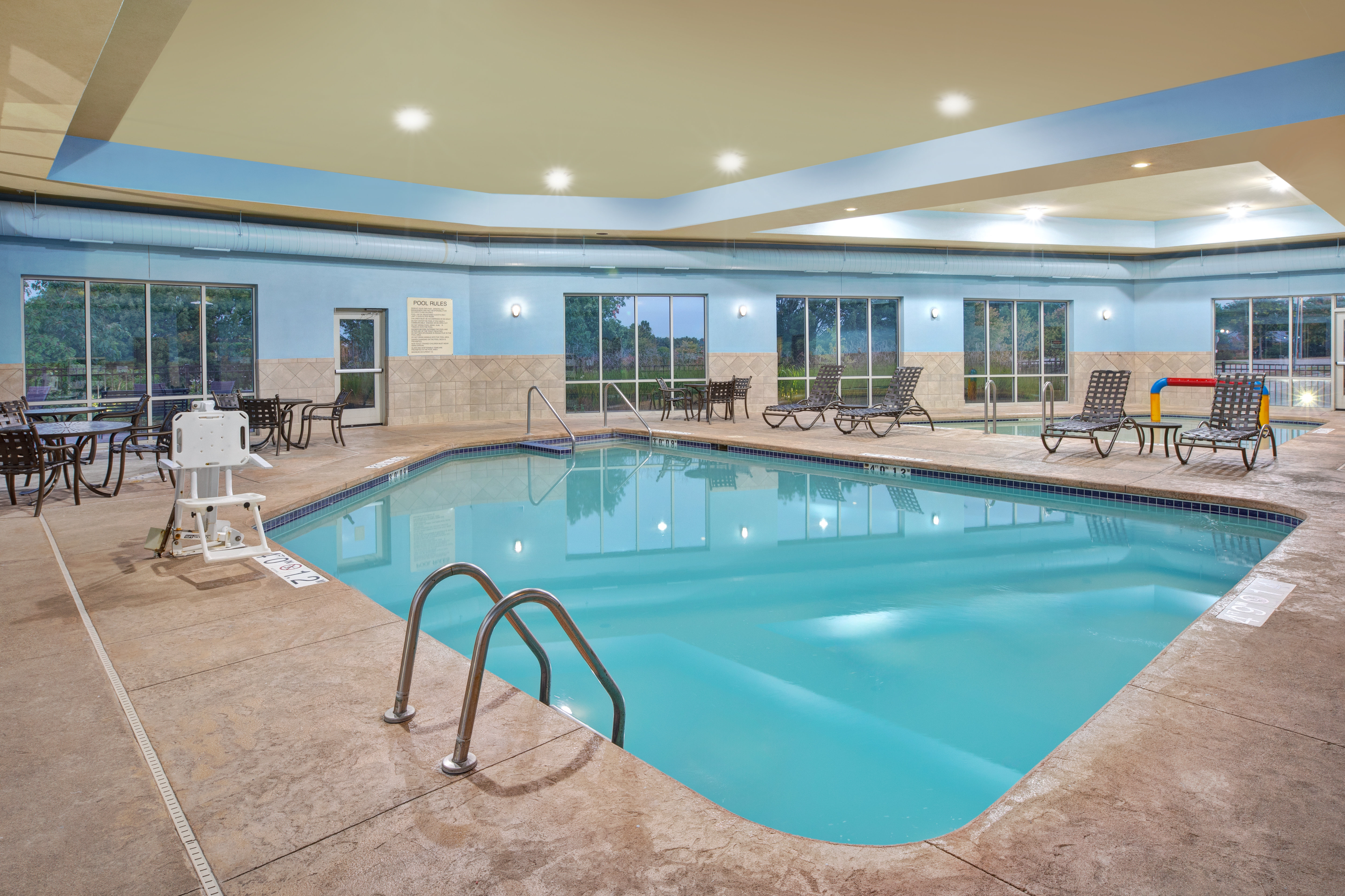 holiday inn express and suites milwaukee nw park place