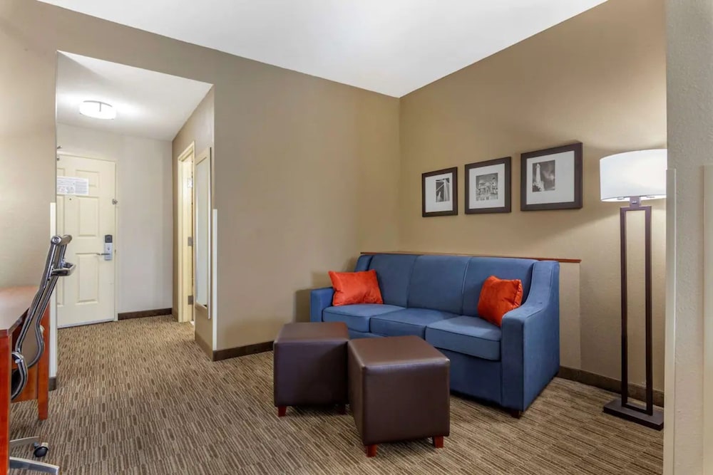 holiday inn express and suites milwaukee nw park place