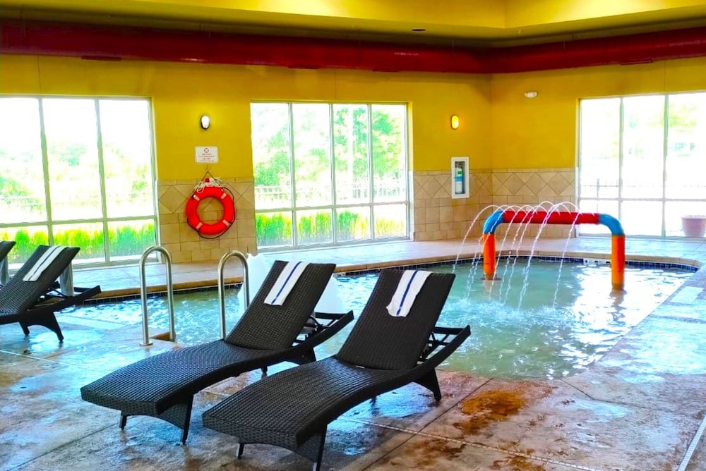 holiday inn express and suites milwaukee nw park place