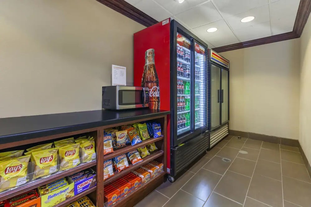 holiday inn express and suites milwaukee nw park place