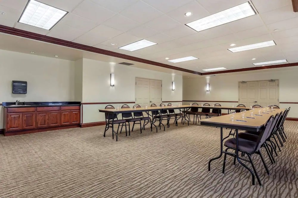 holiday inn express and suites milwaukee nw park place