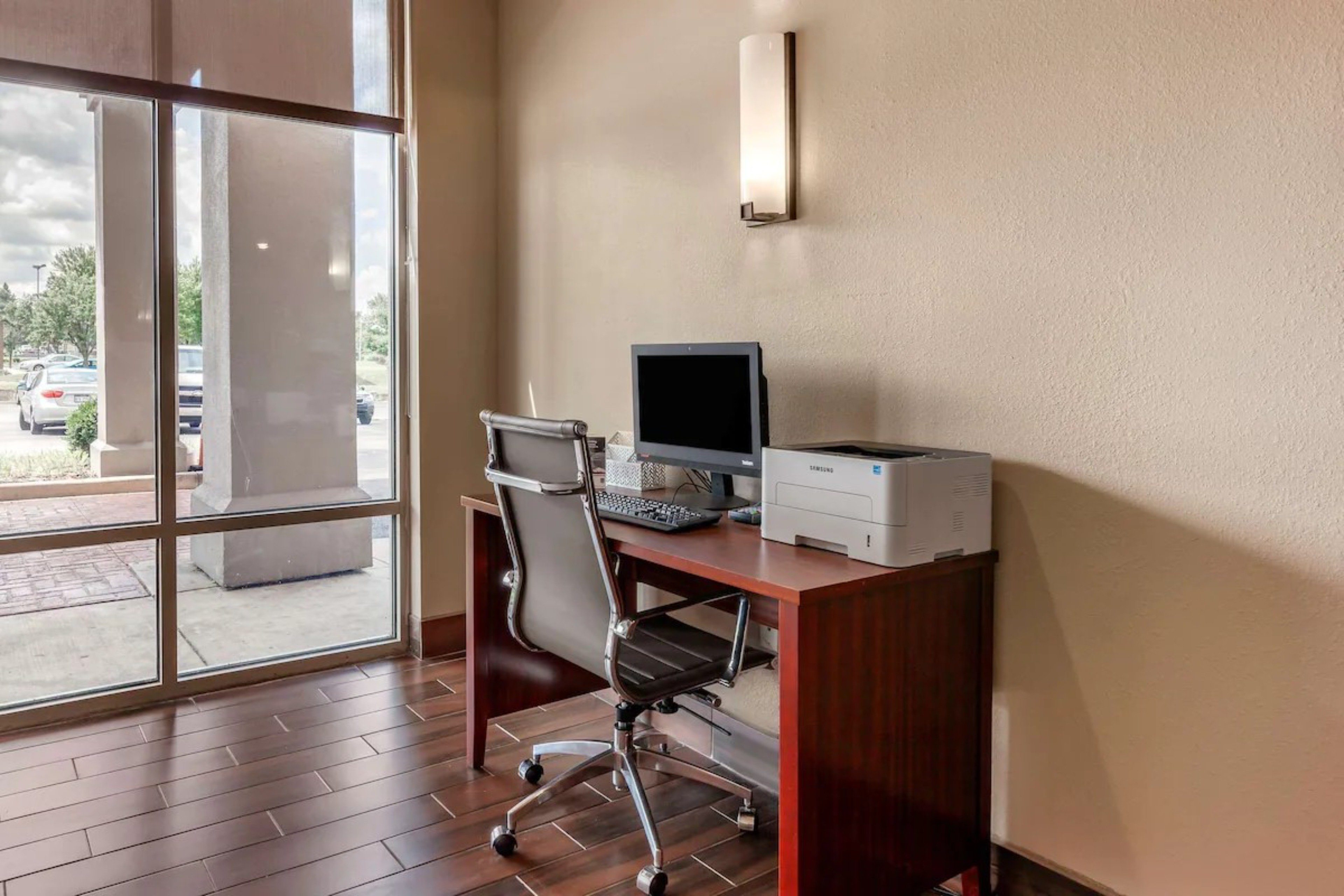 holiday inn express and suites milwaukee nw park place