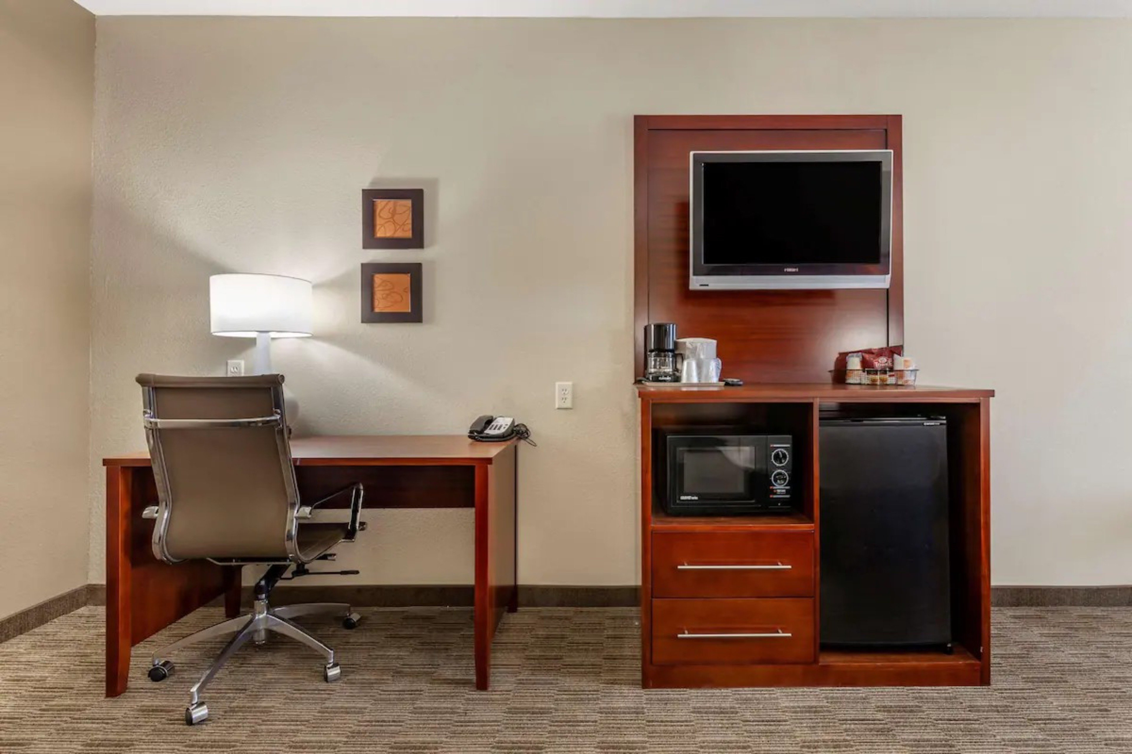 holiday inn express and suites milwaukee nw park place