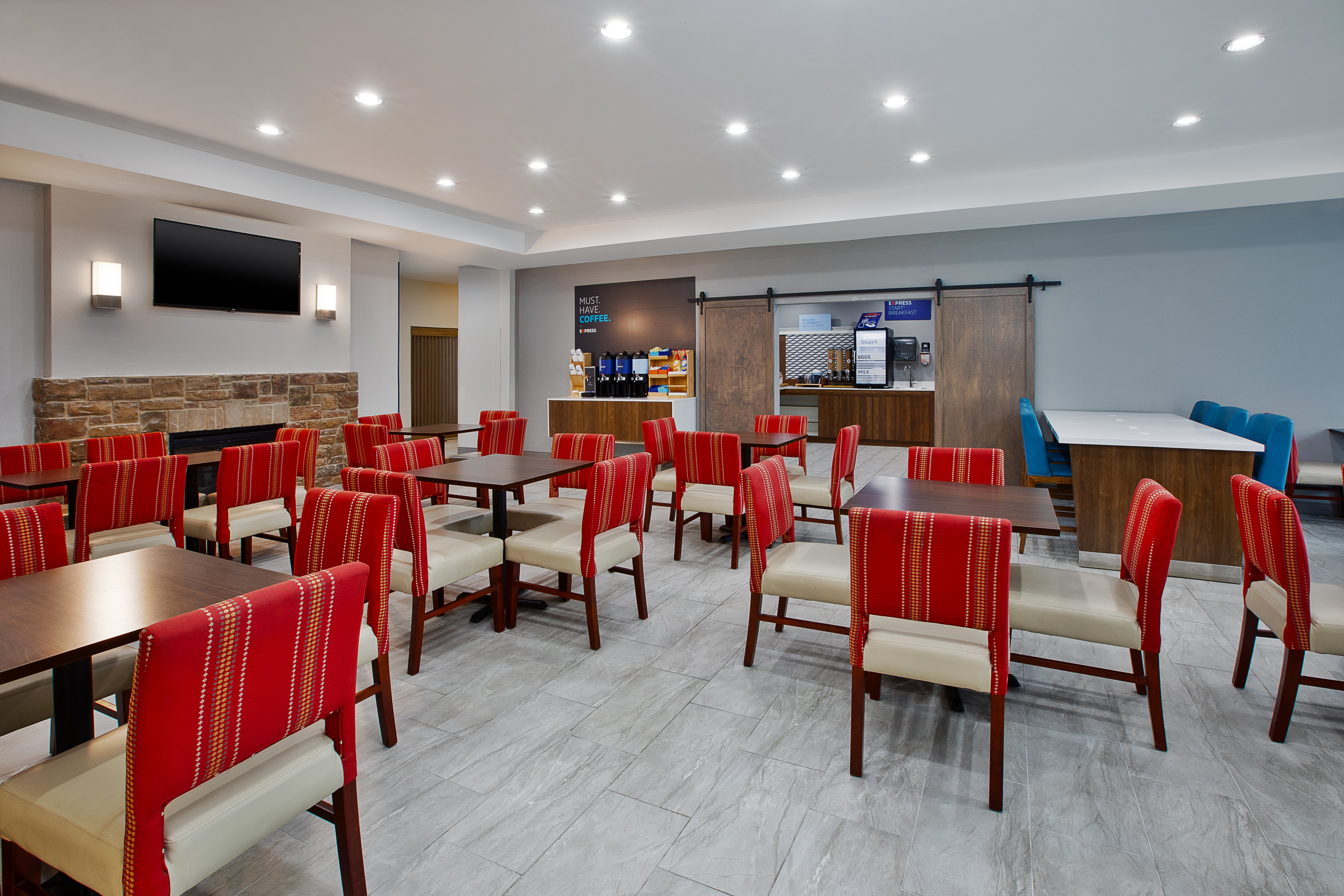 holiday inn express and suites milwaukee nw park place