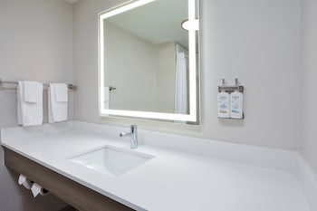 Holiday Inn Express & Suites Milwaukee Nw – Park Place,Wisconsin>>Milwaukee,3 star