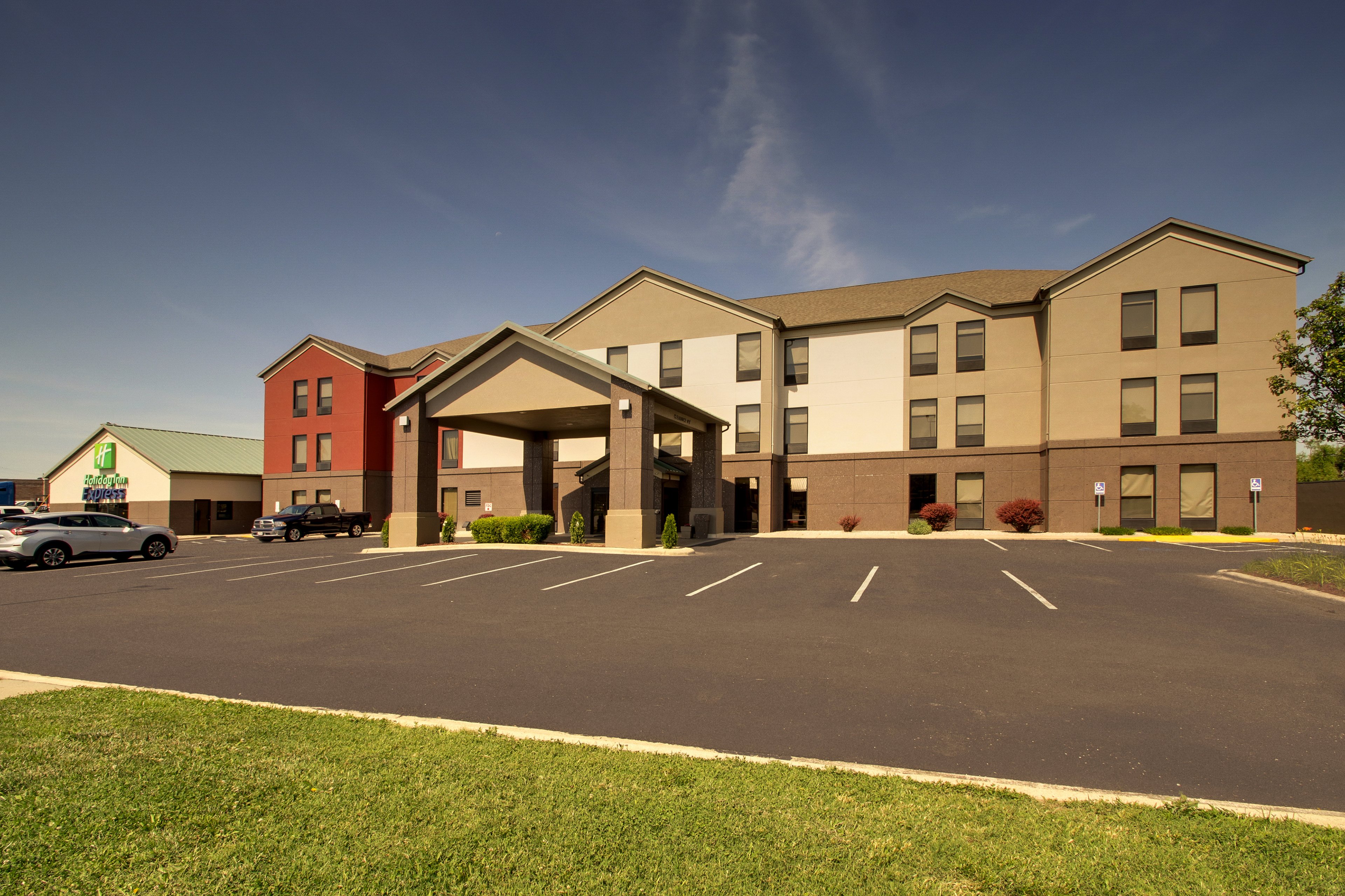 holiday inn express and suites lebanon by ihg