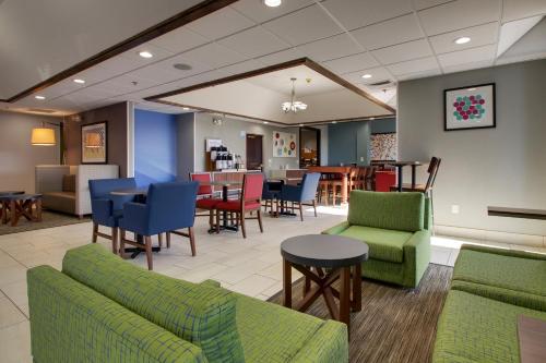 holiday inn express and suites lebanon by ihg