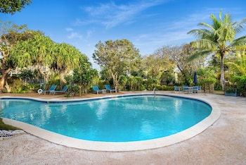 pineapple fields boutique condo hotel