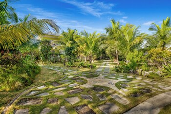 pineapple fields boutique condo hotel