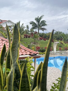 hosteria mana