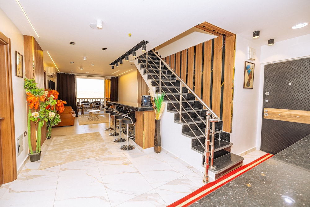 white pyramids inn