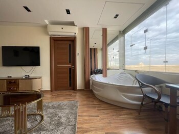 white pyramids inn