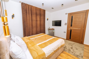 white pyramids inn