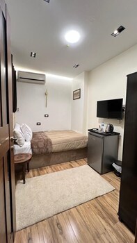 white pyramids inn