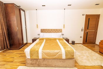 white pyramids inn