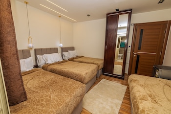 white pyramids inn