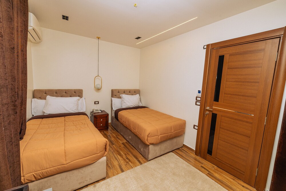 white pyramids inn