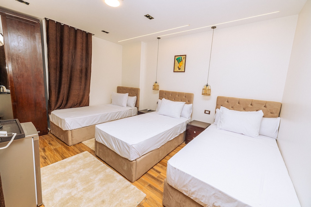 white pyramids inn