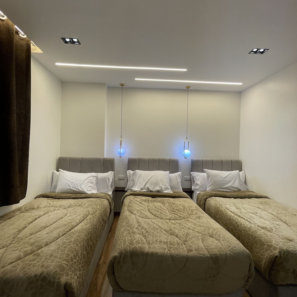 white pyramids inn