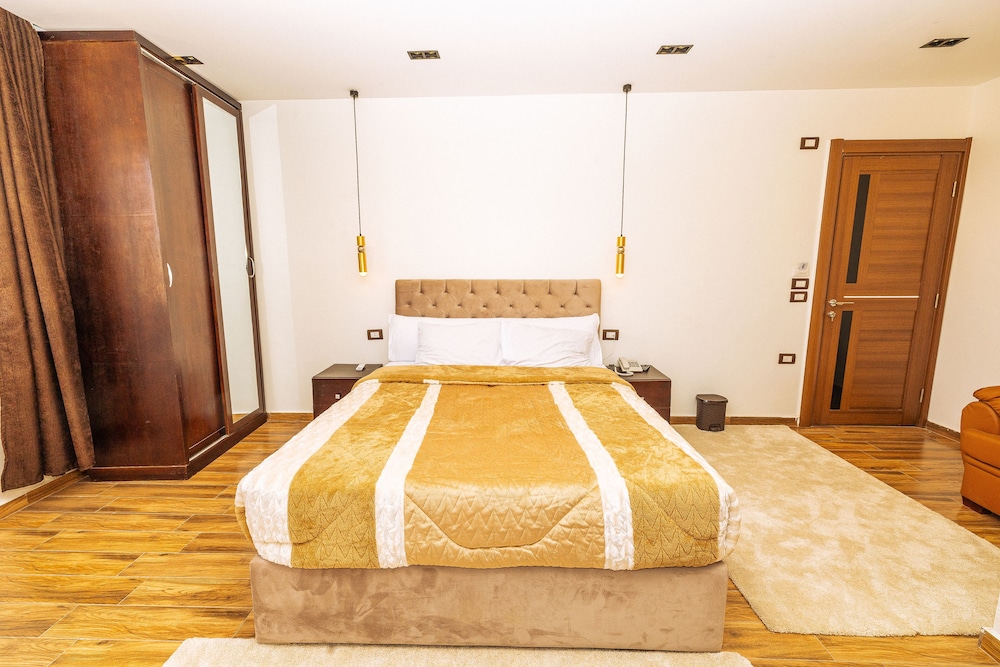white pyramids inn