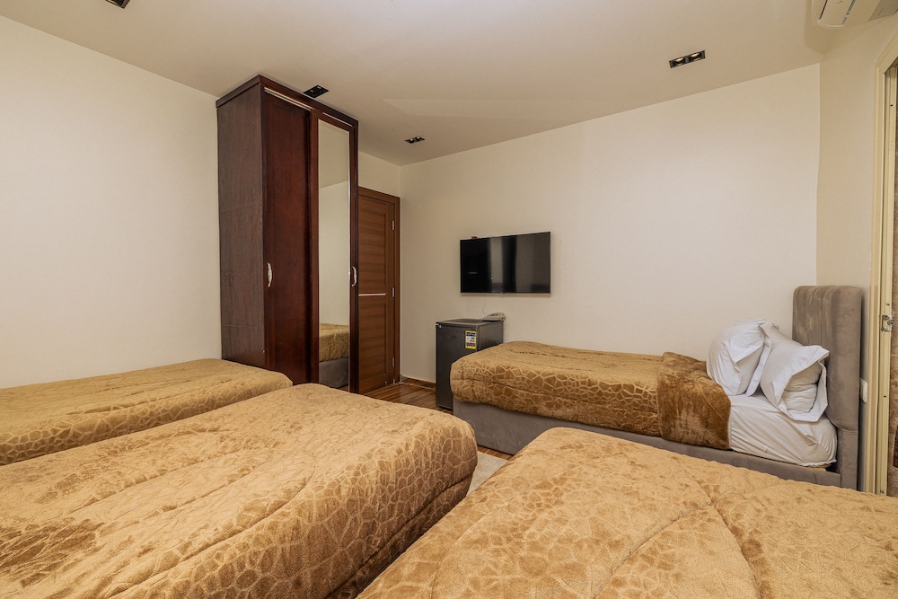 white pyramids inn