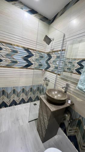 white pyramids inn