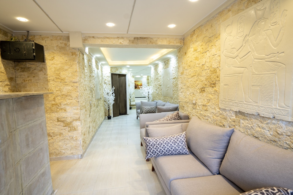 king of pharaohs pyramids view