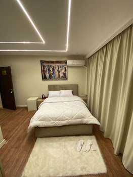 king of pharaohs pyramids view