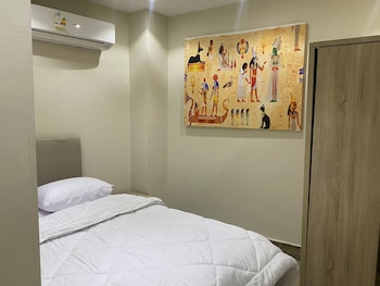 king of pharaohs pyramids view