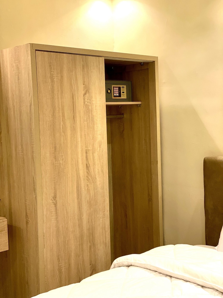 king of pharaohs pyramids view