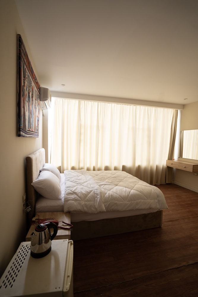 king of pharaohs pyramids view