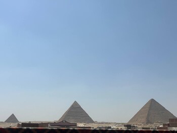 king of pharaohs pyramids view