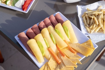 king of pharaohs pyramids view