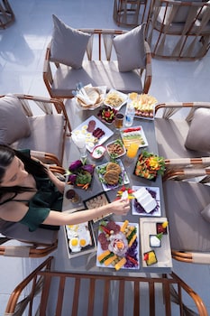 king of pharaohs pyramids view