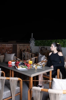 king of pharaohs pyramids view