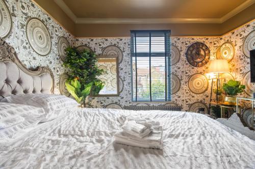 Luxury Versace 1 Bed, Hot Tub, Pool Table, Sky Tv,55 Coopers Lane,4 star