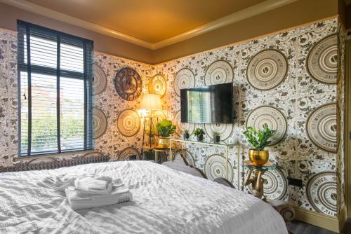 Luxury Versace 1 Bed, Hot Tub, Pool Table, Sky Tv,55 Coopers Lane,4 star