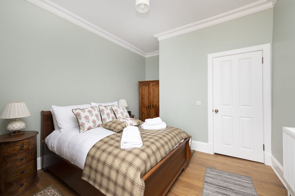 joivy charming 2 bed flat near edinburgh castle