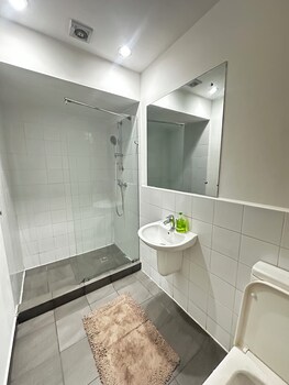 chic and stylish 2 bedroom apartment