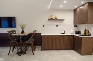 leone suites