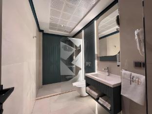 elysian airport hotel