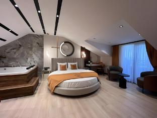 elysian airport hotel